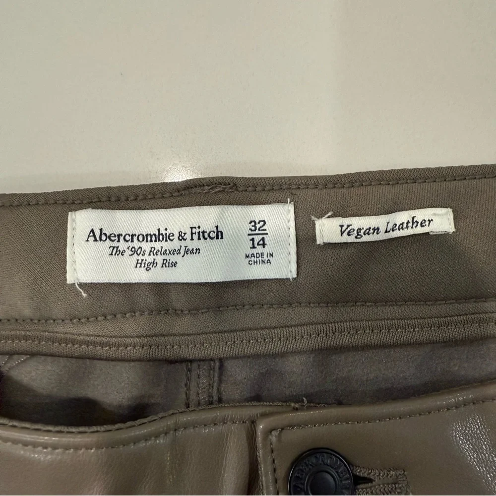 Abercrombie & Fitch Vegan Leather The 90’s Relaxed Cargo HighRise Jean Womens 14 - Picture 6 of 9
